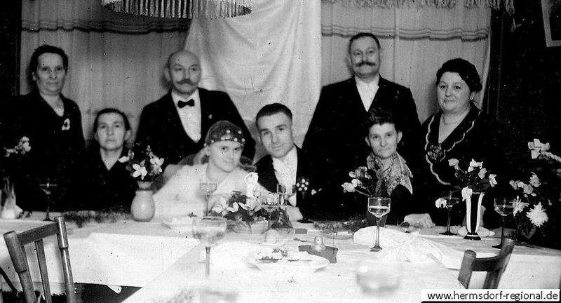 Hochzeit - hinten links Agnes Knauer geb. Schlag, die Ehefrau vom Klempnermeister Hermann Knauer (3. von links).
